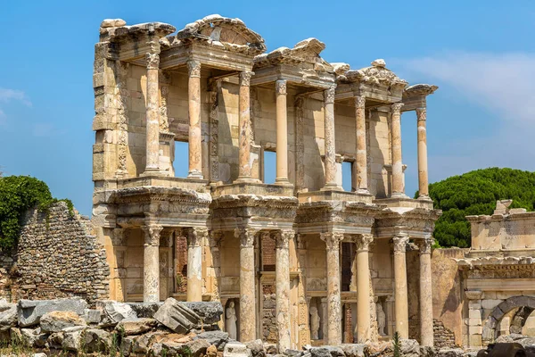 Ruinas Biblioteca Celsius Antigua Ciudad Éfeso Turquía Hermoso Día Verano —  Fotos de Stock