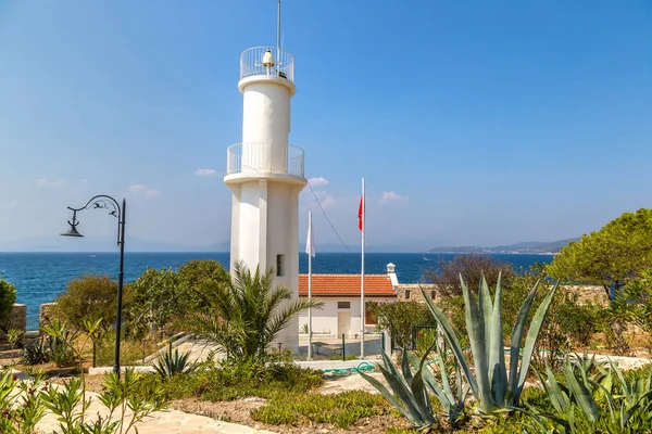 Deniz feneri ve korsan kalede Güvercin Adası Kuşadası, Türkiye'de bir güzel yaz günü