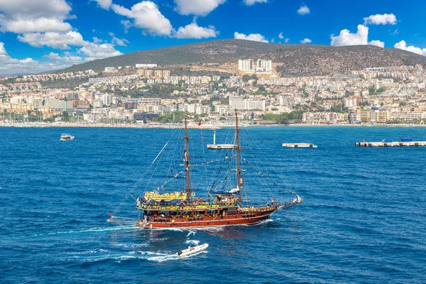 Hajó Kusadasi Törökország Egy Szép Nyári Nap — Stock Fotó