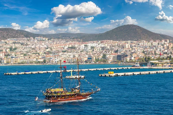 Hajó Kusadasi Törökország Egy Szép Nyári Nap — Stock Fotó