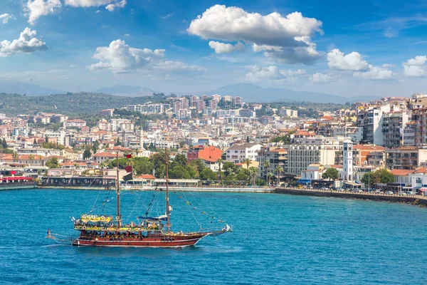 Kuşadası, Türkiye'de bir güzel yaz günde gemi