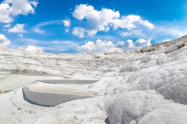 Traverten havuzları ve teraslar Pamukkale, Türkiye'de bir güzel yaz günü
