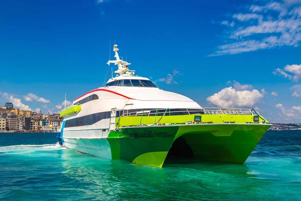 Nave Passeggeri Nel Golfo Del Corno Oro Istanbul Turchia Una — Foto Stock