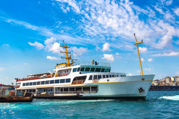 Navio Passageiros Golfo Chifre Ouro Istambul Turquia Belo Dia Verão — Fotografia de Stock