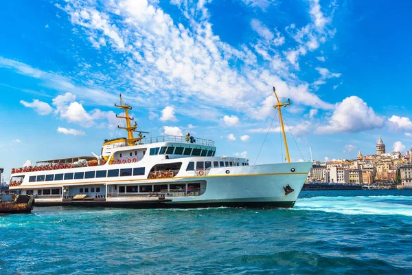 Navio Passageiros Torre Galata Golfo Chifre Ouro Istambul Turquia Belo — Fotografia de Stock