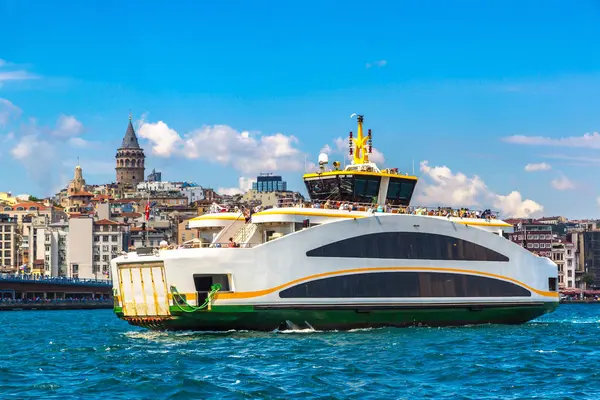 Nave Passeggeri Torre Galata Golfo Del Corno Oro Istanbul Turchia — Foto Stock