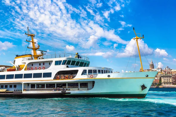 Nave Passeggeri Torre Galata Golfo Del Corno Oro Istanbul Turchia — Foto Stock