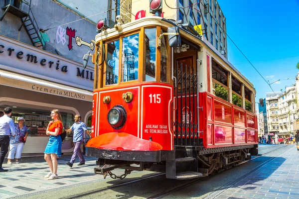 夏の日 トルコのイスタンブールのタクシム イスティクラル通りに路面電車のレトロをイスタンブール トルコ を可能性があります — ストック写真