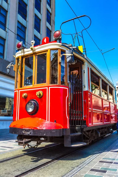 Retro Tramwajem Ulicy Taksim Istiklal Istanbul Turkey Letnie Dni — Zdjęcie stockowe