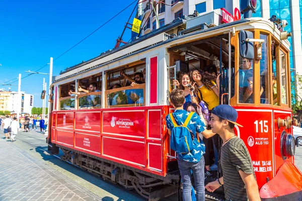 夏の日 トルコのイスタンブールのタクシム イスティクラル通りに路面電車のレトロをイスタンブール トルコ を可能性があります — ストック写真