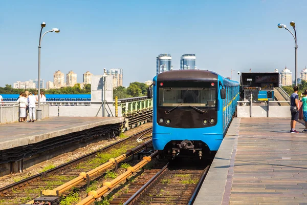 Metra Vlak Metra Můstek Kyjev Ukrajina Krásné Letní Den — Stock fotografie