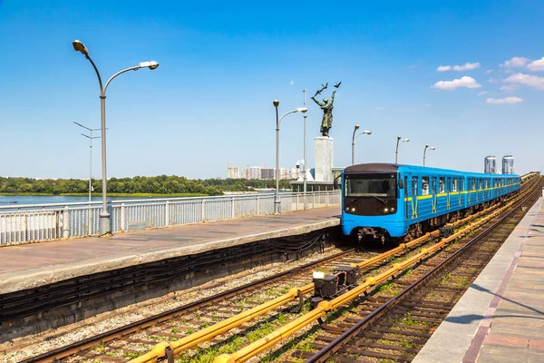 Stacji Metra Pociągu Most Metra Kijowie Piękny Letni Dzień — Zdjęcie stockowe
