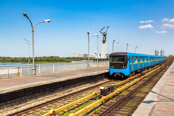 Метро Метро Поезд Мосту Метро Киеве Украина Прекрасный Летний День — стоковое фото