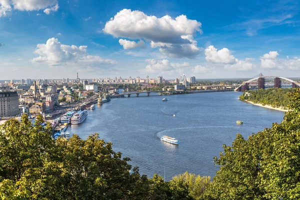 Panoramik manzaralı bir güzel yaz günü bölgesinde Podol Kiev, Ukrayna