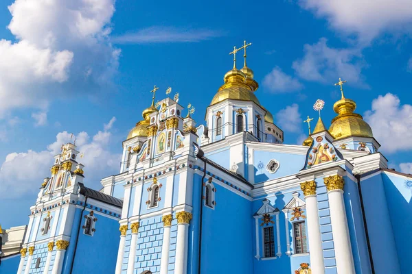 Saint Michael Ortodoks Manastırı Kiev, Ukrayna güzel yaz gün