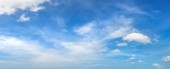 Panorama modrá obloha s mraky v letním dni