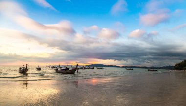 Gün batımında geleneksel uzun kuyruk teknede Ao Nang beach, Tayland bir yaz günü Panoraması