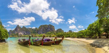 Railay Beach, Krabi, Tayland bir yaz günü geleneksel long tail tekne Panoraması