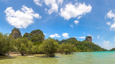 Ao Phra Nang Beach, Krabi, Tayland bir yaz günü Panoraması