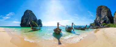 Ao Phra Nang Beach, Krabi, Tayland bir yaz günü teknede geleneksel uzun kuyruk Panoraması