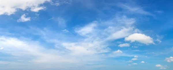 Bir Yaz Günü Bulutlarda Ile Mavi Gökyüzü Panorama Stok Fotoğraf