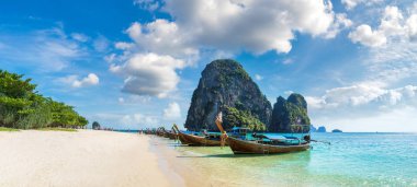 Ao Phra Nang Beach, Krabi, Tayland bir yaz günü teknede geleneksel uzun kuyruk Panoraması