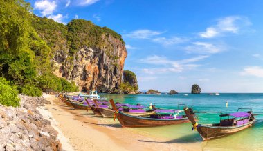 Ao Phra Nang Beach, Krabi, Tayland bir yaz günü teknede geleneksel uzun kuyruk Panoraması