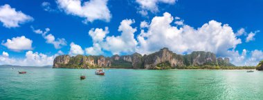 Ao Nang beach, Krabi, Tayland bir yaz günü Panoraması