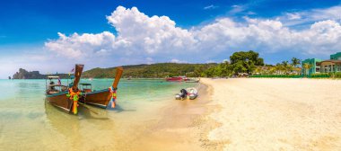 Günlük Dalum plaj Phi Phi Don Island, Tayland bir yaz günü geleneksel Tay longtail teknede Panoraması