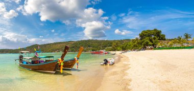 Günlük Dalum plaj Phi Phi Don Island, Tayland bir yaz günü geleneksel Tay longtail teknede Panoraması