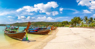 Günlük Dalum plaj Phi Phi Don Island, Tayland bir yaz günü geleneksel Tay longtail teknede Panoraması