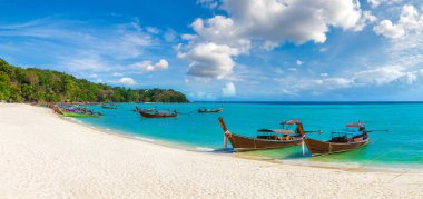 Günlük Dalum plaj Phi Phi Don Island, Tayland bir yaz günü geleneksel Tay longtail teknede Panoraması