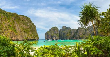 Bir yaz günü Tayland Koh Phi Phi Leh adada Maya Körfezi Panoraması