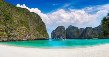 Bir yaz günü Tayland Koh Phi Phi Leh adada Maya Körfezi Panoraması