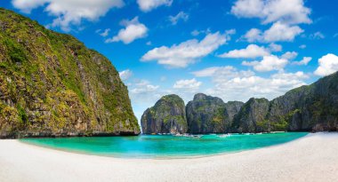 Bir yaz günü Tayland Koh Phi Phi Leh adada Maya Körfezi Panoraması