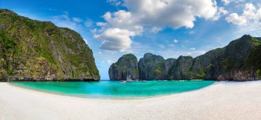 Bir yaz günü Tayland Koh Phi Phi Leh adada Maya Körfezi Panoraması