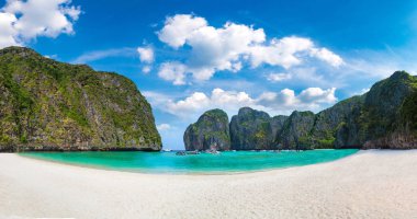 Bir yaz günü Tayland Koh Phi Phi Leh adada Maya Körfezi Panoraması