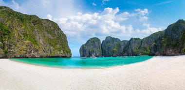 Bir yaz günü Tayland Koh Phi Phi Leh adada Maya Körfezi Panoraması