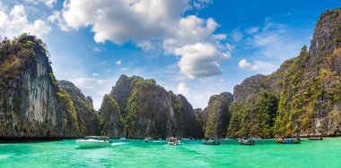Bir yaz günü Tayland Koh Phi Phi Leh adada Maya Körfezi Panoraması