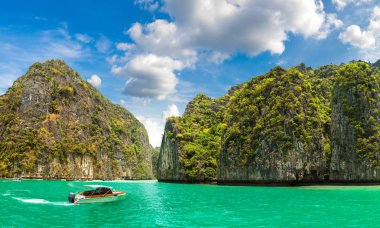 Bir yaz günü Tayland Koh Phi Phi Leh adada Maya Körfezi Panoraması
