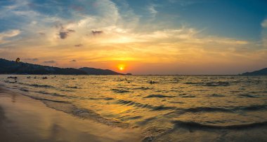 Patong beach ve gün batımı sırasında Phuket Tayland Andaman Denizi Panoraması