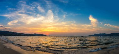 Patong beach ve gün batımı sırasında Phuket Tayland Andaman Denizi Panoraması
