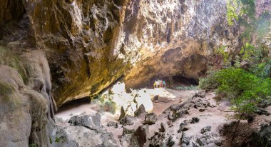 Bir yaz günü içinde Phraya Nakorn mağara, Milli Parkı Khao Sam ROI Yot, Tayland'da Royal pavilion Panoraması