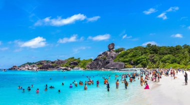Similan, Tayland - 21 Mart 2018: Panorama tropikal peyzaj Similan Adaları, bir yaz günü Tayland