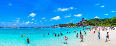 Similan, Tayland - 21 Mart 2018: Panorama tropikal peyzaj Similan Adaları, bir yaz günü Tayland