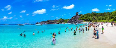 Similan, Tayland - 21 Mart 2018: Panorama tropikal peyzaj Similan Adaları, bir yaz günü Tayland