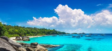 Tropikal Panoraması manzara Similan Adaları, bir yaz günü Tayland