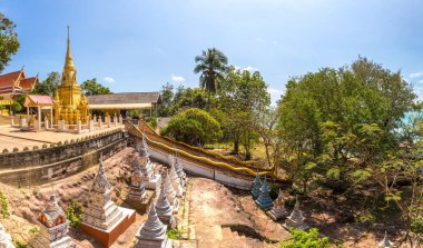 Kızıl tapınak - Wat Sila Ngu Koh Samui Adası, Tayland bir yaz günü Panoraması
