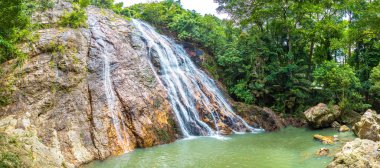 Koh Samui Adası, Tayland bir yaz günü Namuang Şelalesi