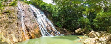 Koh Samui Adası, Tayland bir yaz günü Namuang Şelalesi